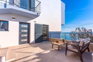 Balkón nebo terasa v ubytování Villa Perla Blu with 4 bedrooms, heated pool, jacuzzi, 50m from beach