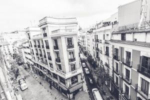 una foto in bianco e nero di una città con edifici di Hostal Sol Los Angeles a Madrid