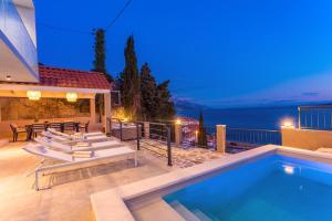 Bazén v ubytování Villa Perla Blu with 4 bedrooms, heated pool, jacuzzi, 50m from beach nebo v jeho okolí
