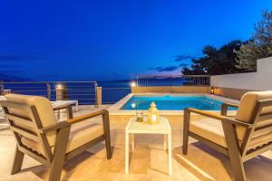 Balkón nebo terasa v ubytování Villa Perla Blu with 4 bedrooms, heated pool, jacuzzi, 50m from beach