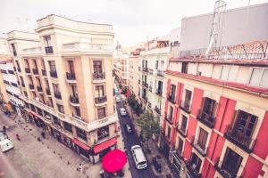 vista sul tetto di una strada con edifici di Hostal Sol Los Angeles a Madrid