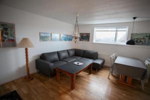 トースハウンにあるTórshavn Apartment - In The Centerのリビングルーム(ソファ、テーブル付)