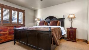 um quarto com uma cama grande e uma cómoda em madeira em Stillwater Shores 1273 em Heber City