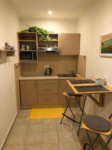 Una pequeña cocina con una mesa y un microondas. en Privát Pekný dvor, en Rajecké Teplice 13 fotos más