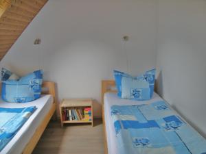 ein Schlafzimmer mit 2 Betten und einem Bücherregal in der Unterkunft Nordseeinsel in Horumersiel