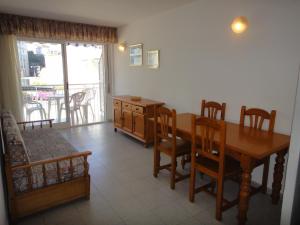 comedor con mesa y sillas y balcón en Bertur Forner, en Peñíscola