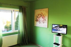 Televízia a/alebo spoločenská miestnosť v ubytovaní White & Quiet Apartment House