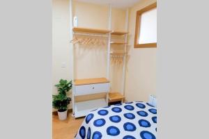 um quarto com uma cama e um closet em Bajo las estrellas em Lugo