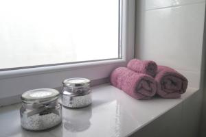 a bathroom counter with two stuffed animals and a window at Przystanek Wzgórze in Gdynia