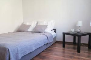 Przystanek Wzgórze في غدينيا: غرفة نوم بسرير وطاولة جانبية