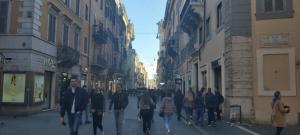 ローマにあるRose Romaの市道を歩く人々