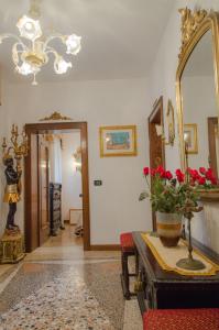 a room with a mirror and a table with flowers on it at Ca' Pierre in Venice