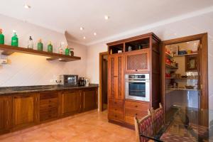 een keuken met houten kasten en een aanrecht bij Mallorca Dream in Ses Salines
