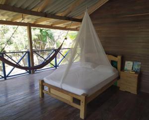 Postel nebo postele na pokoji v ubytování Isla Grande Eco-Hostal