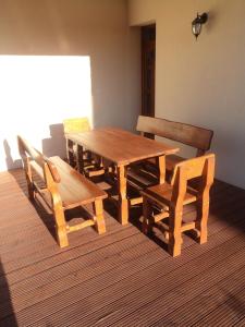 バラトンフレドにあるPetya-Lakの木製テーブル、椅子2脚、木製テーブル、ベンチ
