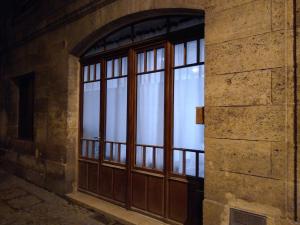uma entrada para um edifício com uma grande janela em Appartement rénové 2 chambres centre historique em Bordéus