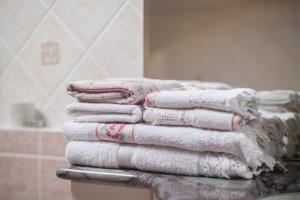 una pila di asciugamani su un tavolo in bagno di Casa La Guarda a Stenico Altre 44 foto