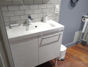 um banheiro com uma pia branca e um vaso sanitário em Appartement rénové 2 chambres centre historique em Bordéus mais 7 fotografias