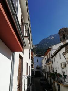 a view of an alley between two buildings at casa CAZORLA C DEL VALLE in Cazorla
