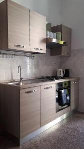 Virtuvė arba virtuvėlė apgyvendinimo įstaigoje Apartment Ostiense Piramide Station