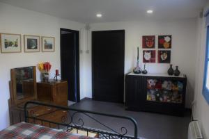 アマランテにある5ª d'azenha - River and Natureのベッドルーム1室(ベッド1台、黒いドア付)