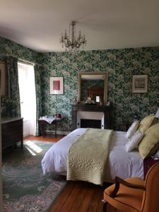 Ένα ή περισσότερα κρεβάτια σε δωμάτιο στο Manoir Saint Hubert