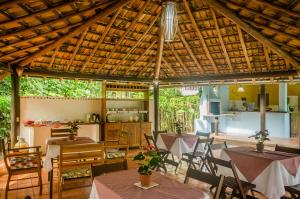 a kitchen and dining room with tables and chairs at Espaço Pégasus in Trancoso