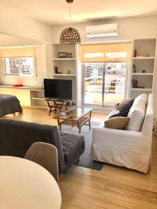sala de estar con 2 sofás y TV en Recoleta Apartment en Buenos Aires