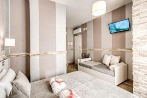 una camera d'albergo con letto e divano di Santamaria Inn a Roma