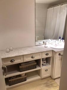 uma casa de banho com um lavatório e um espelho em Recoleta Apartment em Buenos Aires