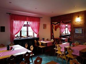A restaurant or other place to eat at Karczma Tyrolska u Martina
