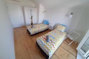 - un salon avec deux lits et une table dans l'établissement House Zemina, à Lumbarda