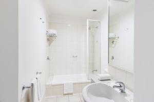 Et badeværelse på Quality Apartments Melbourne Central
