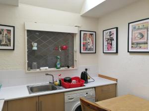 Η κουζίνα ή μικρή κουζίνα στο A Double Bedroom Near Glasgow City Centre Not in Great Condition Suitable for Short Stay