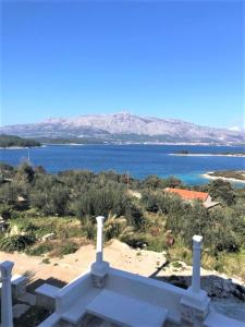 - une vue sur l'océan depuis le toit d'une maison dans l'établissement House Zemina, à Lumbarda