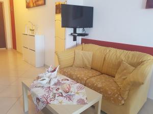 a living room with a couch and a table at Casa Laura in Acciaroli