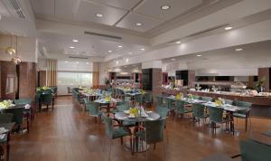 Reštaurácia alebo iné gastronomické zariadenie v ubytovaní Holiday Inn Athens Attica Av, Airport W. by IHG