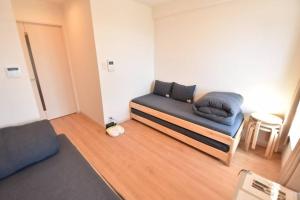 Habitación pequeña con cama en habitación en Enzo Fukuoka en Fukuoka