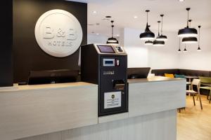 un bancomat in un ristorante con tavolo di B&B HOTEL Madrid Fuenlabrada a Fuenlabrada