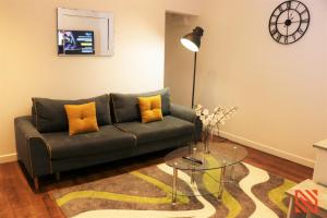 uma sala de estar com um sofá e uma mesa de vidro em Modern Newgate Apartments - Convenient Location, Close to All Local Amenities em Stoke on Trent