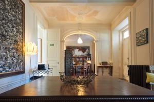 a large dining room with a large wooden table at Ninho Salino in Cascais