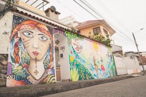 un edificio con un mural de una mujer en él en Casa Bella Vista, en Cuenca