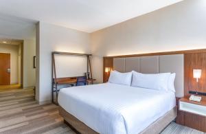 Postel nebo postele na pokoji v ubytování Holiday Inn Express Hauppauge-Long Island by IHG