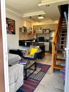 un salon avec un canapé et une table dans l'établissement Casa de boneca em Condomínio - Juquehy, à São Sebastião