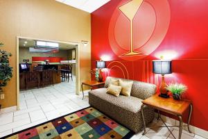 O zonă de relaxare la Holiday Inn Hotels Batesville, an IHG Hotel