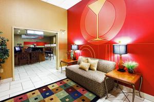 Zona d'estar a Holiday Inn Hotels Batesville, an IHG Hotel