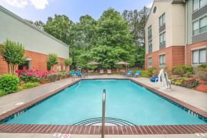 einen Pool in einem Innenhof mit einem Gebäude in der Unterkunft Holiday Inn Atlanta/Roswell, an IHG Hotel in Roswell