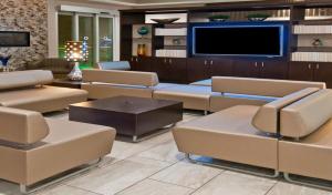 Area lounge atau bar di Holiday Inn Austin Airport, an IHG Hotel