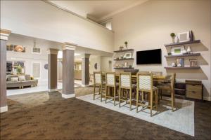 - une salle à manger et un salon avec une table et des chaises dans l'établissement Holiday Inn Auburn, an IHG Hotel, à Auburn