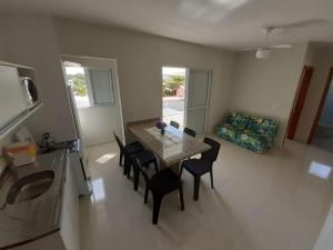 Pousada Gomes في فلوريانوبوليس: غرفة معيشة مع طاولة وكراسي وأريكة